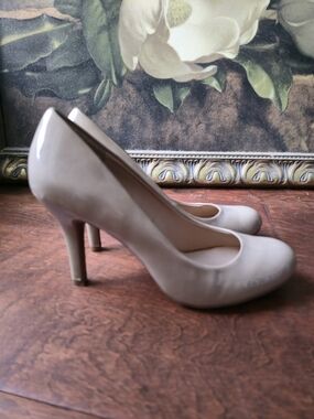 9&Co Women's Beige Patent High Heel Pumps